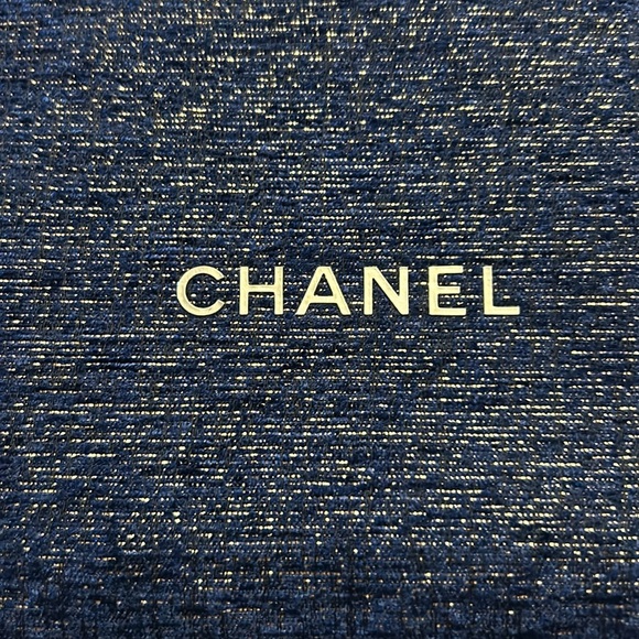 Chanel Beauty pouch in gold foil and Jean print. Unbranded strap - Picture 2 of 8